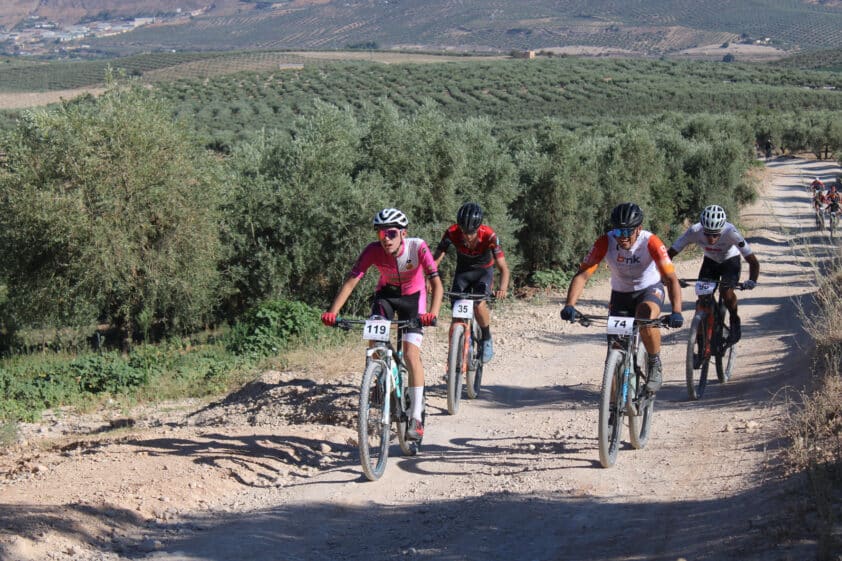 Los Ciclistas Durante Uno De Los Tramos Duros De La Prueba