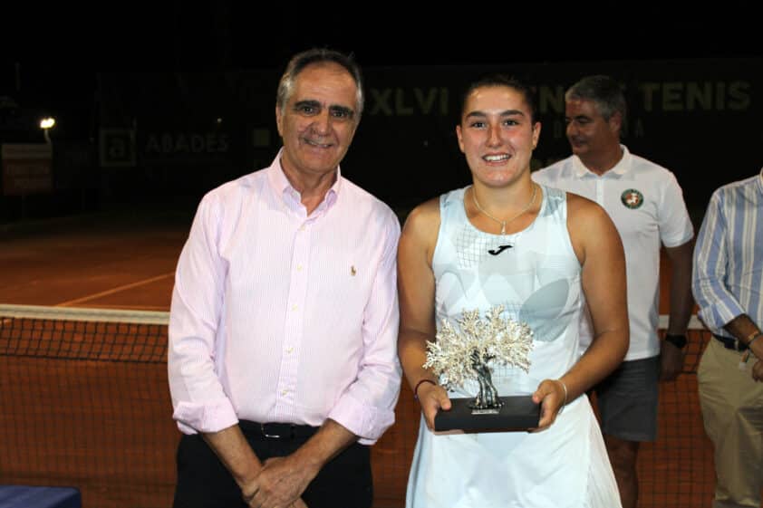 Lorena Con El Trofeo