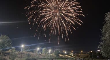 Zona De La Primera Fase Del Paseo Del Genil Durante El Espectáculo Pirotécnico De La Real Feria Grande De Loja